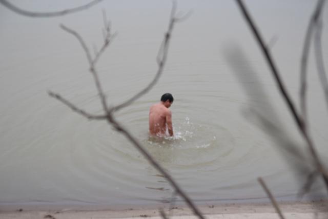 Hà Nội lạnh thấu xương, nhiều người vẫn vô tư ra sông Hồng ngụp lặn như giữa mùa hè